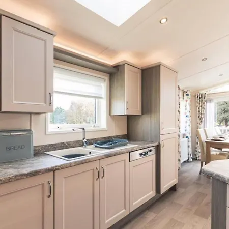 Woodland Jewel With Hot Tub Lodge