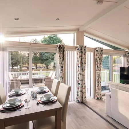 Woodland Jewel With Hot Tub Lodge York