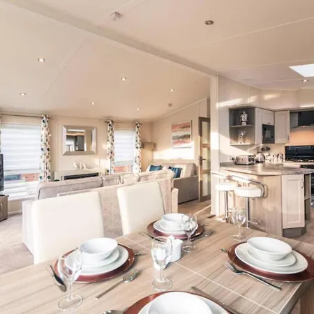 Woodland Jewel With Hot Tub Lodge *