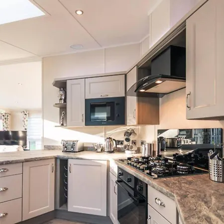 Woodland Jewel With Hot Tub Lodge York